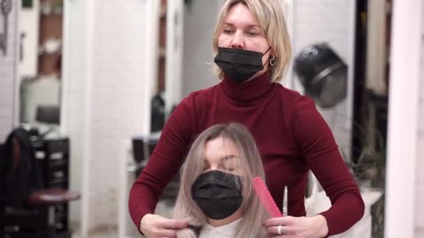 Parrucchiere Salone Bellezza Una Maschera Protettiva Taglia Una Ragazza Con — Video Stock