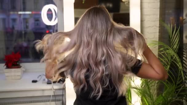 Дівчина Масці Показує Довге Кучеряве Красиве Світле Волосся — стокове відео
