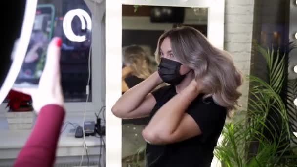 Chica Máscara Negra Con Pelo Largo Hermoso Rubio Posa Delante — Vídeo de stock