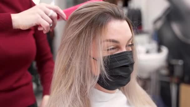 Händerna Frisör Kammar Blont Hår Flicka Skyddande Mask Med Tunn — Stockvideo