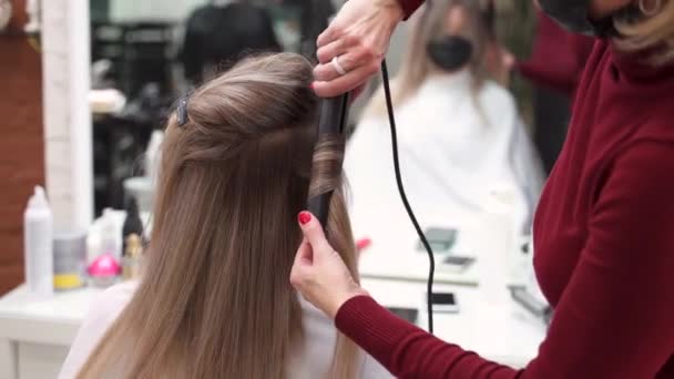 Frisör Lockar Blont Hår Med Hår Plattång — Stockvideo