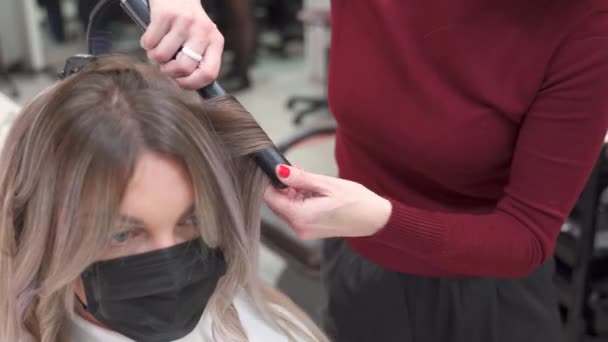 Kuaförün Elleri Bir Tutam Saçı Düzleştirici Ile Çimdikler Kızın Uzun — Stok video