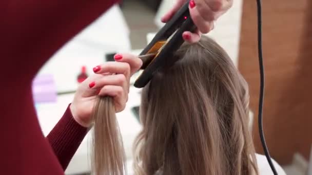 Berberin Elleri Bir Tutam Saçı Düzleştirici Ile Çimdikler Gerer Kıvırır — Stok video