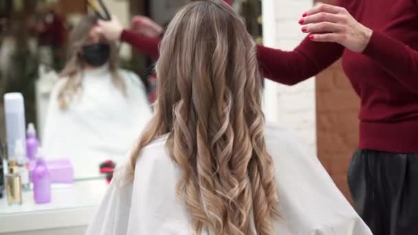 Salón Belleza Las Manos Peluquería Viento Pelo Largo Hermoso Chica — Vídeo de stock