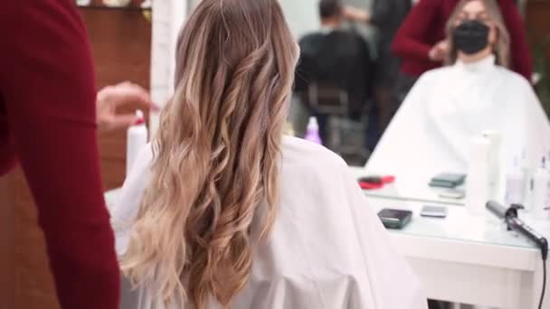 Kuaförün Elleri Kıvırcık Bukleleri Yaydı Parmakları Sarı Uzun Saçları Aynanın — Stok video