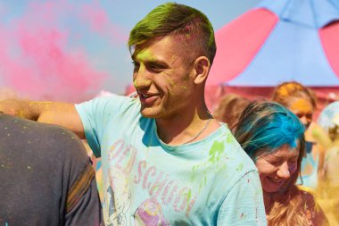 Aleksandrovsky, Rusya 2015.06.21 Holi 'de mavi tişörtlü genç Avrupalı adam.