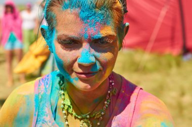 Aleksandrovsky, Rusya 2015.06.21 Holi 'de yüzü mavi boyalı bir kız.