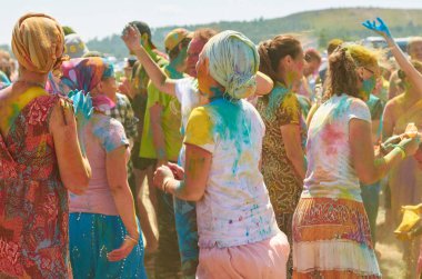 Aleksandrovsky, Rusya 2015.06.21 Hare Krishna 'lı bir kalabalık renk bayramında eğleniyor, dans ediyor ve seviniyor.