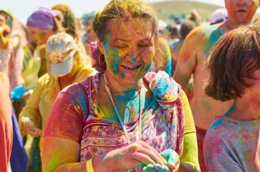 Aleksandrovsky, Rusya 2015.06.21. Holi Festivali 'nde yüzü renkli boyayla kaplanmış güzel bir kız.