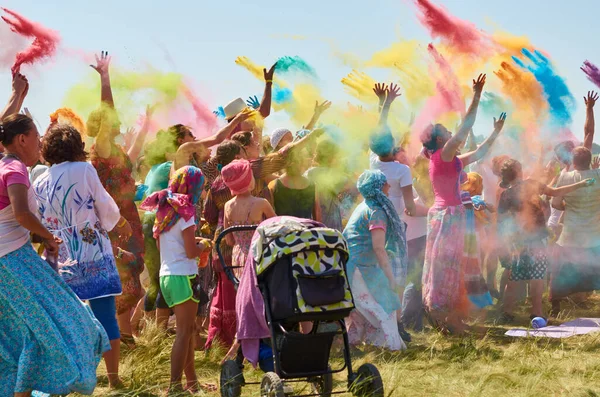 People Throw Colorful Powders Air Holi Festival — Stock Photo, Image