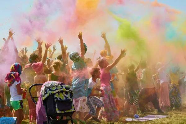 Russia Arkaim 2015 21Crowd European People Throwing Multicolored Powder Paint — Stock Photo, Image