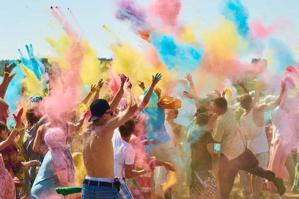 Alexandrovsky Russia 2015 21Crowd Throws Colored Clouds Paint Holi Festival — Stock Photo, Image