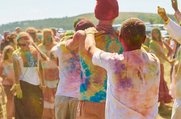 Men Who Have All Clothes Stained Paint Hold Each Other — Stock Photo, Image