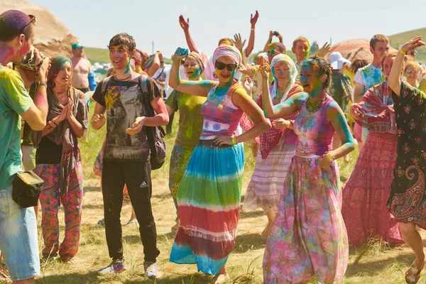 Aleksandrovsky, Rusya 2015.06.21 Mutlu Avrupalı Hare Krishna halkı vücudu ve yüzü renkli boya danslarıyla kaplı ve Holi 'de eğleniyor.