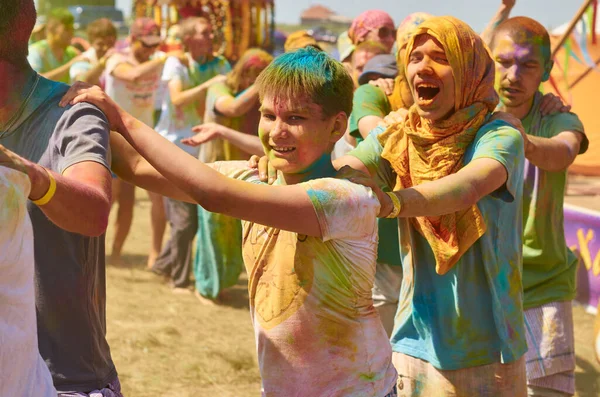 Aleksandrovsky, Rusya 2015.06.21 Mutlu Avrupalı Hare Krishna halkı vücudu ve yüzü renkli boya danslarıyla kaplı ve Holi 'de eğleniyor.