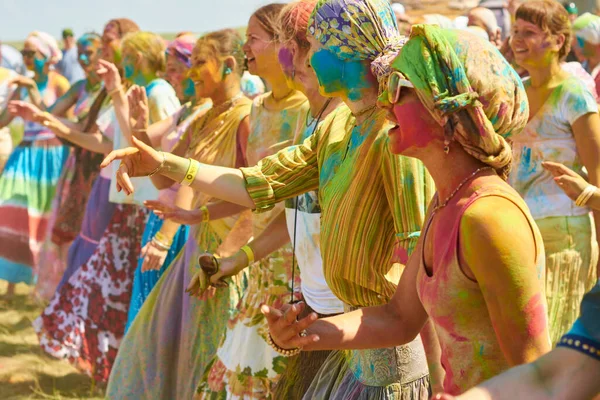 Aleksandrovsky Russia 2015 Beautiful Girls Covered Colored Paint Dance Holi — Stock Photo, Image