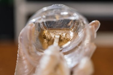 Altın boya, temiz bir plastik bardakta tahta bir sopayla karıştırılır.