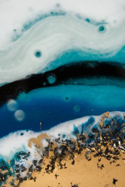 dikey arkaplan, epoksi reçineyle yapılmış modern soyut tasarım. Siyah, beyaz, mavi reçine ve altın tozunun taşması güzel renk dalgaları yaratır.