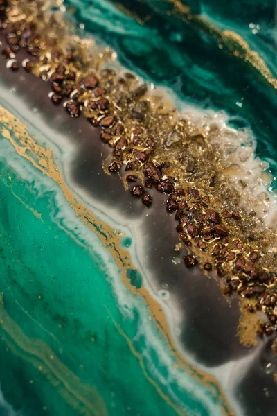 dikey arkaplan, epoksi reçineyle yapılmış modern soyut tasarım. Altın tozu ve yeşil boyanın farklı tonlarının karışımı deniz suyu ve kumlu sahilin etkisini yaratıyor.