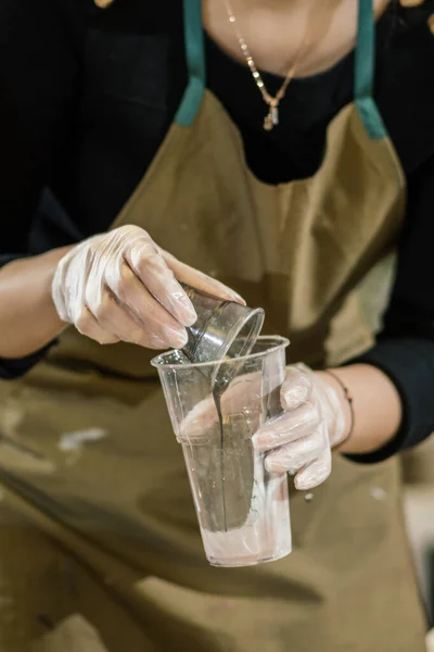 Una Chica Delantal Guantes Transparentes Vierte Líquido Caliente Pequeño Vidrio Fotos De Stock Sin Royalties Gratis