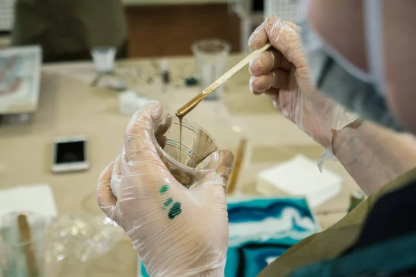 Una Chica Una Máscara Guantes Agita Con Palo Madera Pintura Fotos De Stock Sin Royalties Gratis