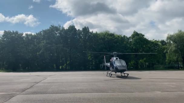 Ein Kleiner Privathubschrauber Auf Einem Großen Betonstartplatz Mit Sich Drehenden — Stockvideo