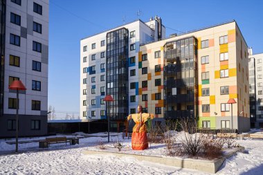 Geleneksel Slav kostümü içinde insan samanından yapılmış bir oyuncak bebek. Maslenitsa. Pagan ziyafeti