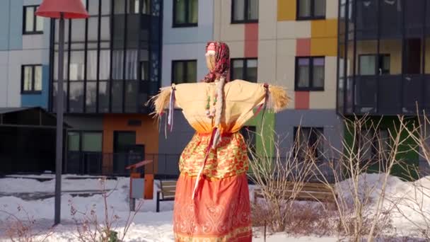 Maslenitsa Épouvantail Hiver Foin Avant Brûler Dans Robe Traditionnelle Russe — Video