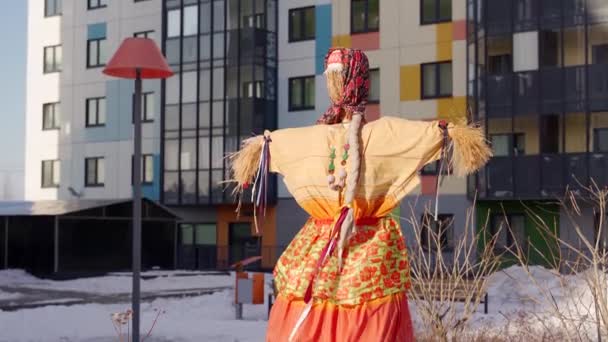 Eine Puppe Aus Heu Menschlichen Wachstums Einem Traditionellen Slawischen Kostüm — Stockvideo