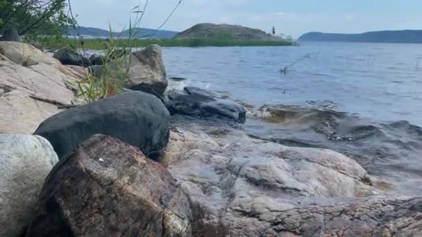파도가 보이는 호수에 모양의 돌이다 — 비디오