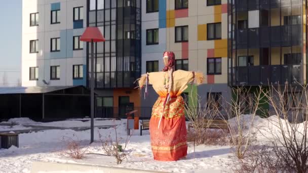 러시아에서 축일이었다 Maslenitsa 입니다 의상으로 건초로 겨울을 상징하는 — 비디오