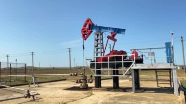 Petrol endüstrisi ekipmanları. Petrolün çıkarılması. Jack 'i petrol kuyusundan ham petrol çıkarması için pompala. Fosil yakıt enerjisi. 