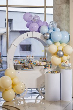 Saint Petersburg, Rusya 04.12.2021: balonlu ve çiçekli kızlar için düzenlenen çocuk partisinde tatlı masa