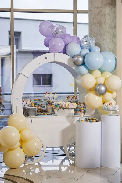 Saint Petersburg, Rusya 04.12.2021: balonlu ve çiçekli kızlar için düzenlenen çocuk partisinde tatlı masa