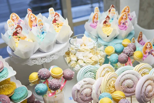 Godis Bar För Barns Födelsedag Med Muffins Maränger Tårta Pop — Stockfoto