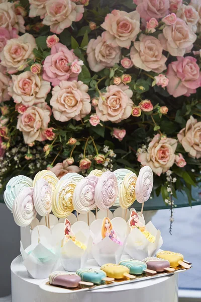 Saint Petersburg, Rusya 04.12.2021: Disney prenseslerini, kremalı pastaları, çubuğun üzerindeki şekerlemeleri ve narin mavi, sarı jöleli buzlu şekerleri tasvir eden çocukların doğum günü için çikolatalar.