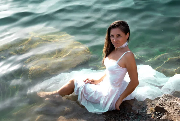 Sokakta Gölün Kenarında Beyaz Elbiseli Trenli Bir Kızın Portresi Suyun — Stok fotoğraf