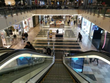 La Gavia alışveriş merkezinde yürüyen merdiven.