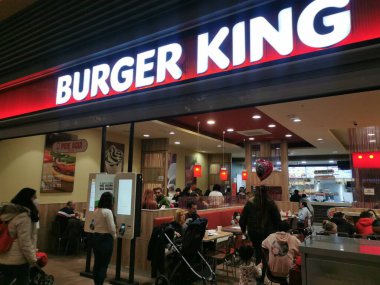 Madrid Vallecas 'taki La Gavia alışveriş merkezinde Burger King restoranı.