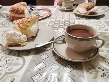 6 Ocak 'ta kahvaltıda çikolatalı pasta.