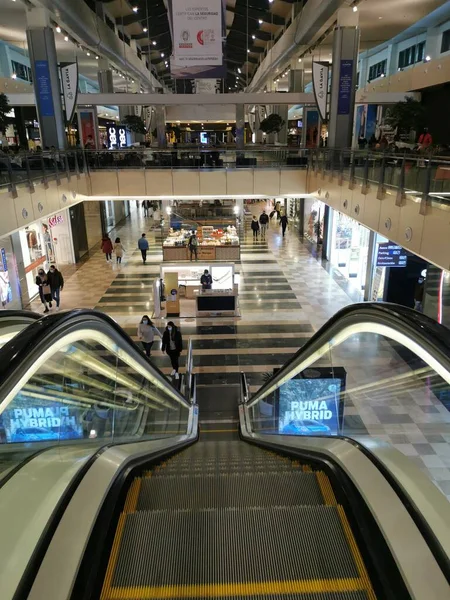 马德里La Gavia购物中心内的电梯 — 图库照片