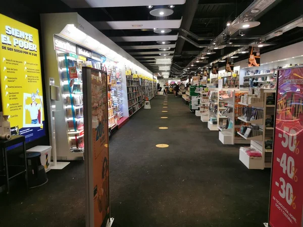 马德里Vallecas扩建区La Gavia购物中心的Fnac商店的内部 — 图库照片