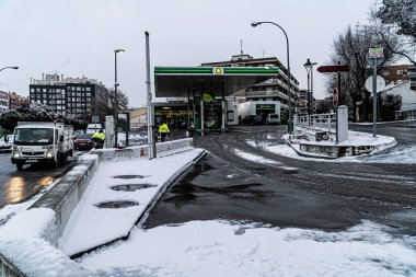 Arganda del Rey, Madrid, İspanya. 7 Ocak 2021. Filomena kar fırtınası sırasında Arganda del Rey 'deki BP benzin istasyonu..