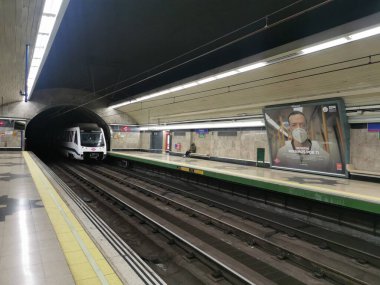 Madrid İspanya. 2 Mart 2021. Madrid metrosunun 9. hattından Estrella istasyonuna giren tren..