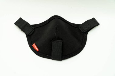 Buz ızgarası ve hokey kaskı takmak için CCM marka maske.