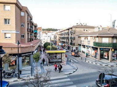 Arganda del Rey, Madrid, İspanya. 31 Mart 2021. Calle de Los ngeles 'in Av del Ejrcito de Arganda del Rey' in köşesiyle havadan çekimi. Büfe, gözlükçü ve ATM 'si olan bir bankayla.. 