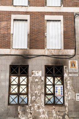 Madrid İspanya. 6 Nisan 2021. Madrid 'deki Toledo Caddesi' nde meydana gelen gaz sızıntısından etkilenen binanın şu anki durumu, olaydan iki buçuk ay sonra.