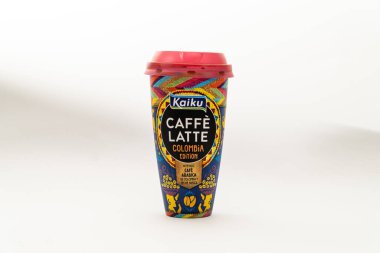 Beyaz arka planda izole edilmiş Kolombiya kahveli Kaiku özel yapımı bir konteynırın yatay görüntüsü.