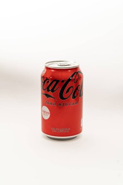 Kırmızı bir teneke kutunun dikey görüntüsü siyah harflerle, İspanya 'dan Coca-Cola Zero, yeni tasarım ve% 100 geri dönüşümlü, beyaz arka planda izole edilmiş.