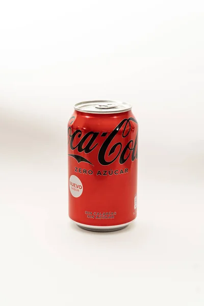 Plan Vertical Une Boîte Rouge Avec Des Lettres Noires Coca — Photo